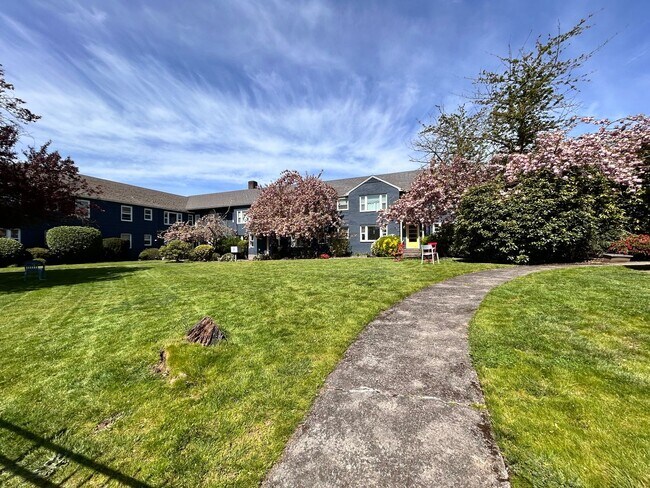 Building Photo - Stunning 2 Bed, 1 Bath Vintage Charmer!