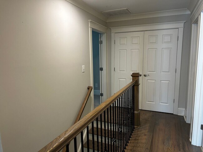 Building Photo - Gorgeous 4 Bedroom Home in Belmont Neighbo...