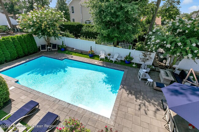 Building Photo - 2211 3rd Ave