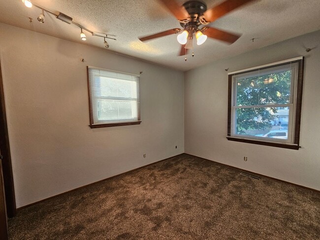 Building Photo - 3 bedroom 2 bath with additional lower lev...