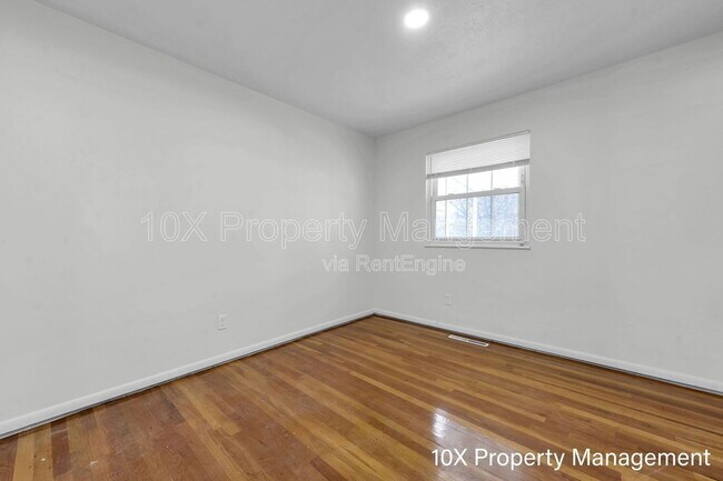 Building Photo - 907 Higbee Dr N