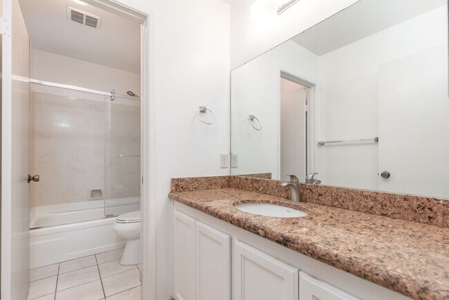 Building Photo - Lovely 2 Bedroom Condo in Danville