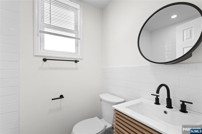 Building Photo - 676 Chestnut St