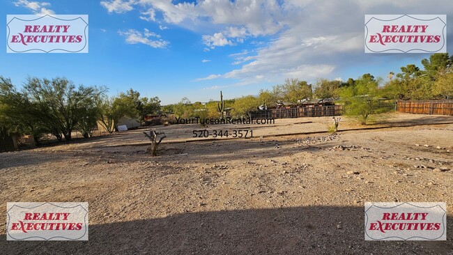 Building Photo - La Cholla & Magee Rd area - 3 bedrooms & 2...