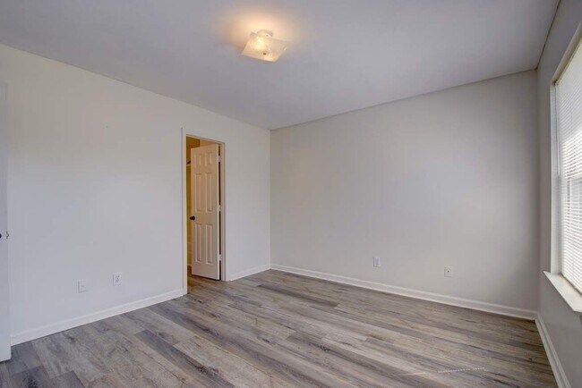 Building Photo - Beautiful 3 Bedroom 2 Bath Home in the Hea...
