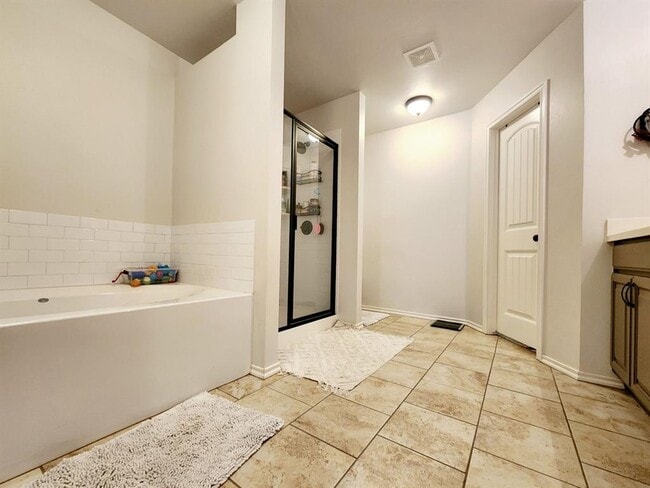 Building Photo - 18600 Luna Dr