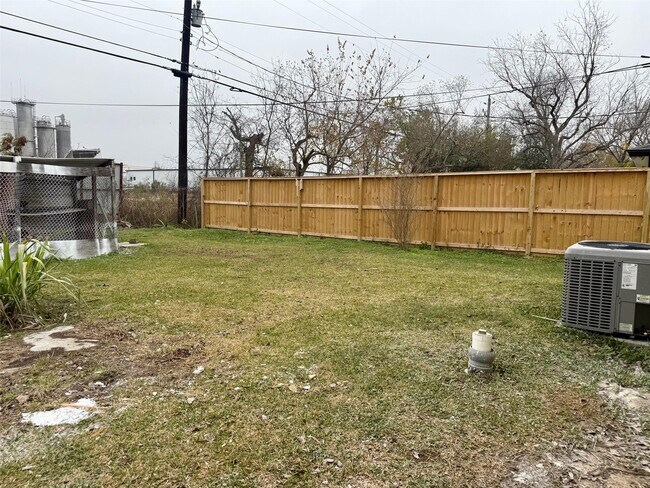 Building Photo - 6743 Crestmont St