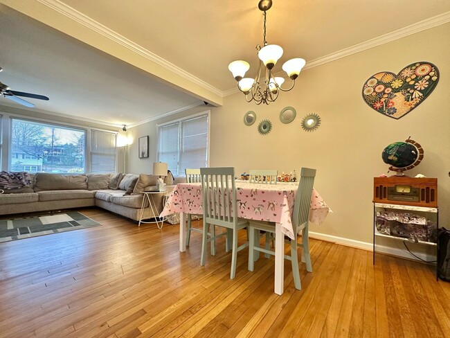 Building Photo - 3 BD, 2 BA Mid-Century Modern in Ridgewood