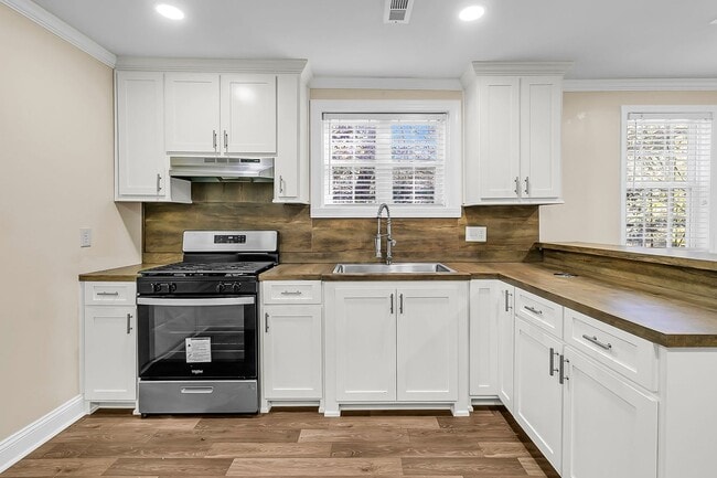 Building Photo - Tranquil Country Living on 2+ Acres — Spac...