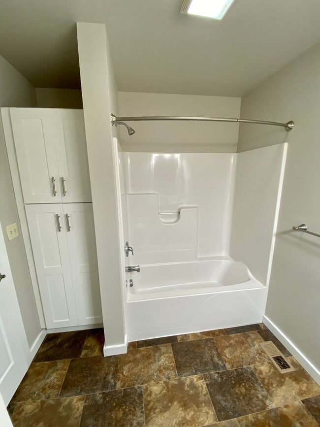 Building Photo - Spacious 4 bed 2 bath ranch home with two ...