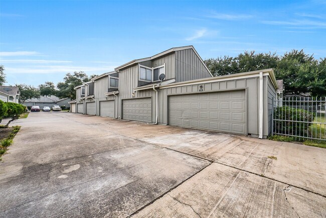 Building Photo - 12980 Greenway Chase Ct