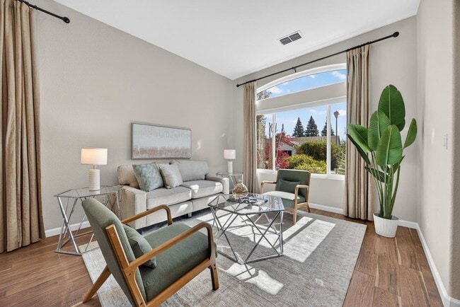 Building Photo - 2726 Genesee Dr