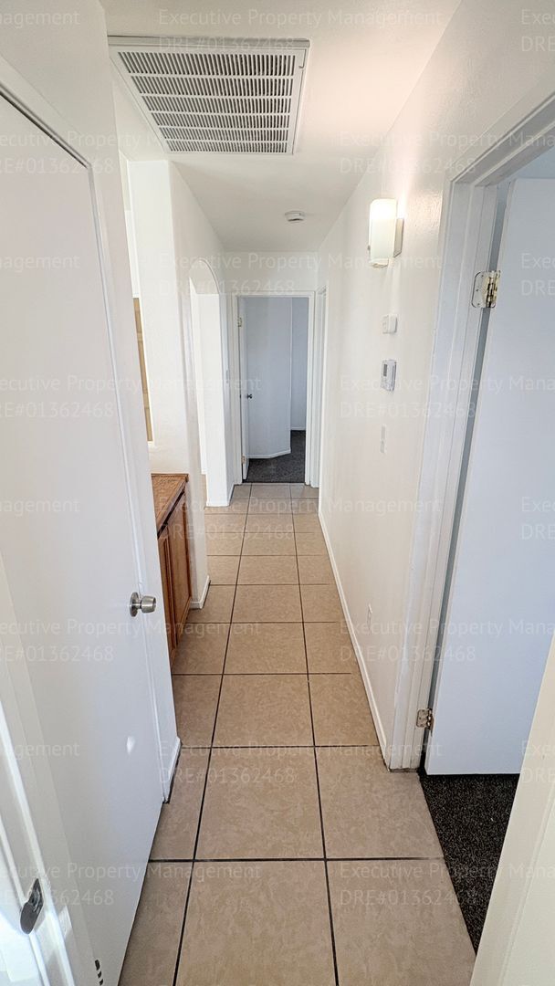 Building Photo - 4 bedroom 2 bathroom home located near S. H St/ Berkshire Rd