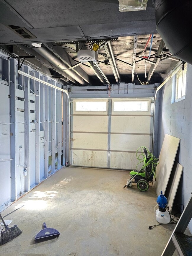 Building Photo - Charming Elevated 1-Bedroom Home Near River Road with Den