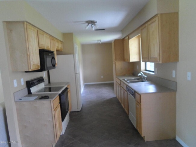 Building Photo - 5080 Hogan Pl