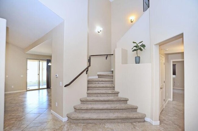 Building Photo - Amazing 2-Story Home