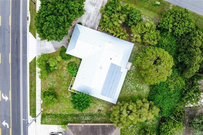 Building Photo - 2041 SE Floresta Dr
