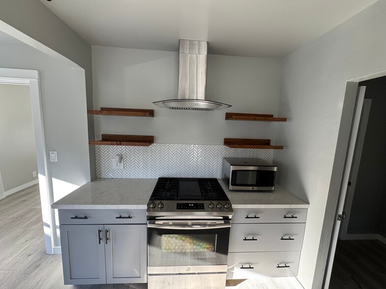 Building Photo - 492 Flower St