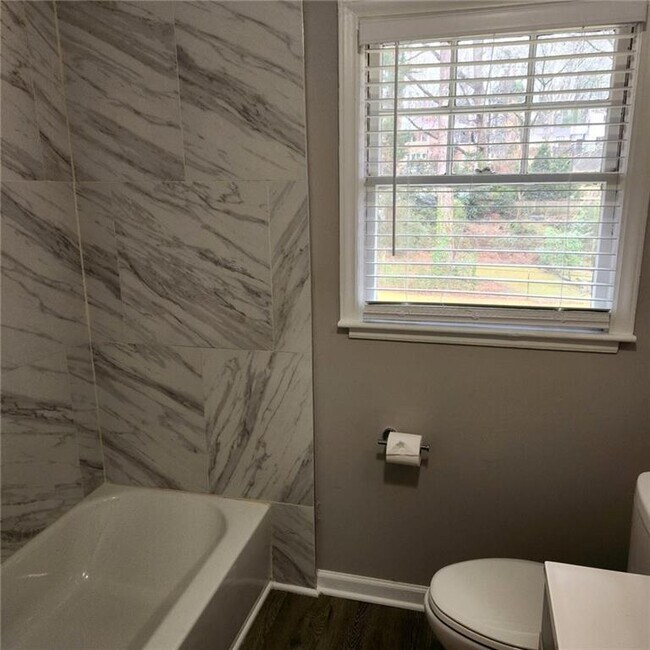 Building Photo - 1049 Ormewood Ave SE