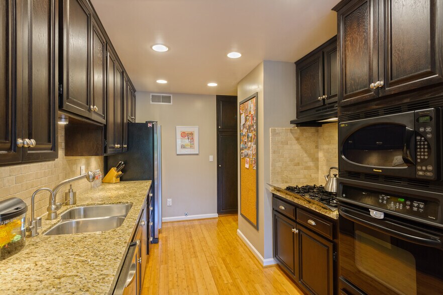 Building Photo - 2663 Centinela Ave