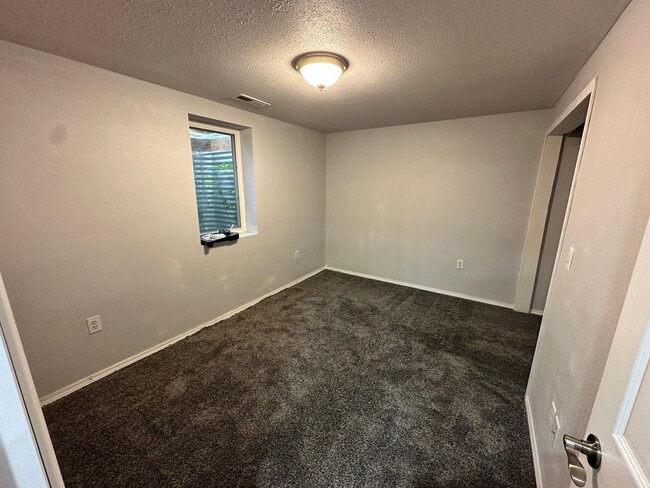 Building Photo - Cute 3 bed 2 bath House Available Now!