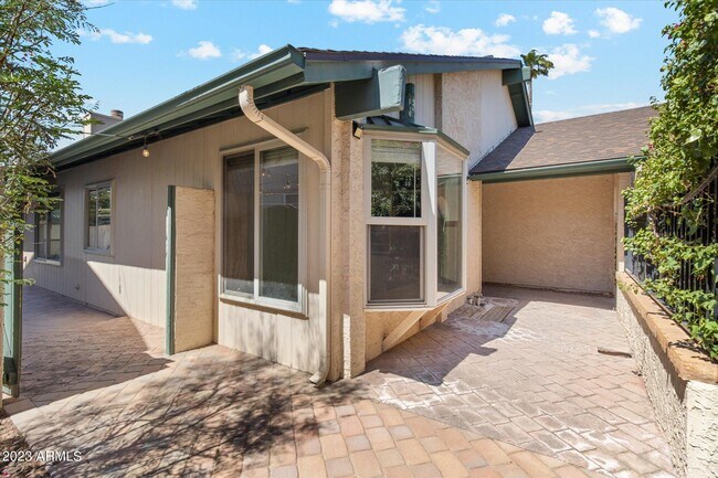 Building Photo - 2150 S Las Palmas