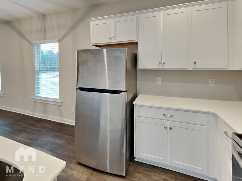 Building Photo - 176 Park Dr N