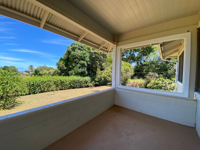 Building Photo - Furnished Plantation Home with 3 Bedrooms, 2 Bath large enclosed porch on almost 2 acres with oce...