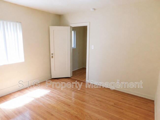 Building Photo - 1250 E Villa St