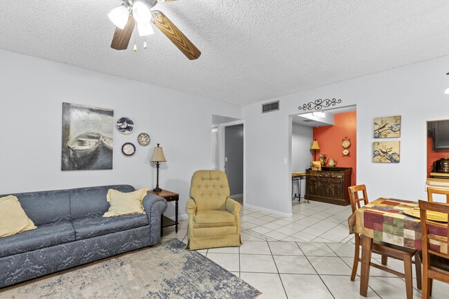 Building Photo - 1004 Green Pine Blvd