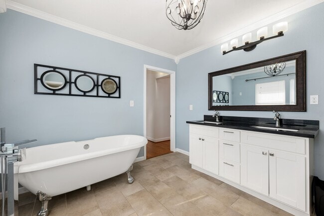 Building Photo - 2116 Live Oak St