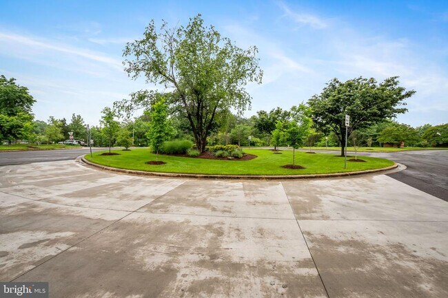 Building Photo - 6004 Westchester Park Dr