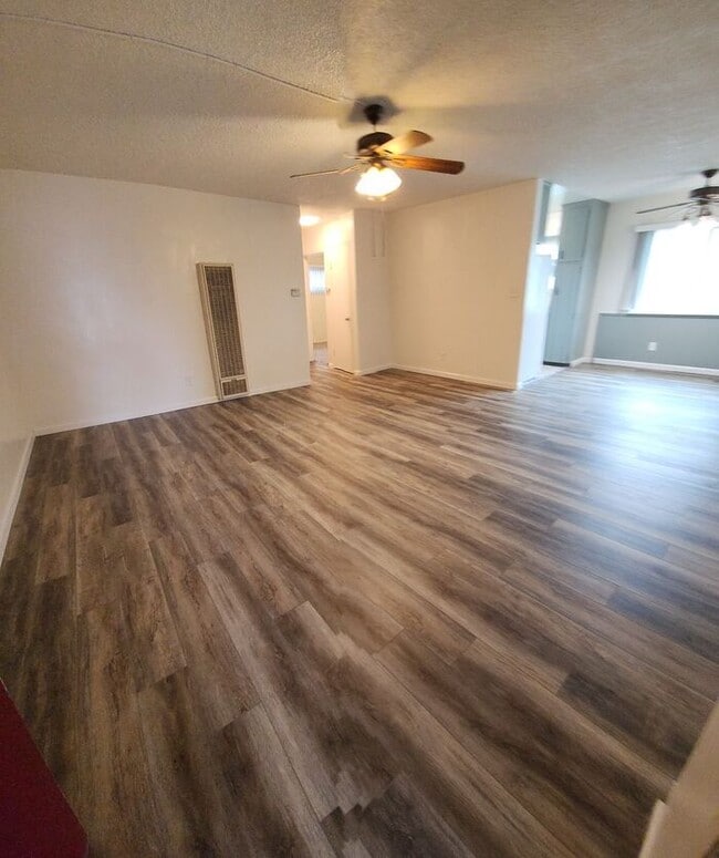Building Photo - 1 Month Free Rent!! Spacious La Mesa 2BR/1BA unit with BONUS room