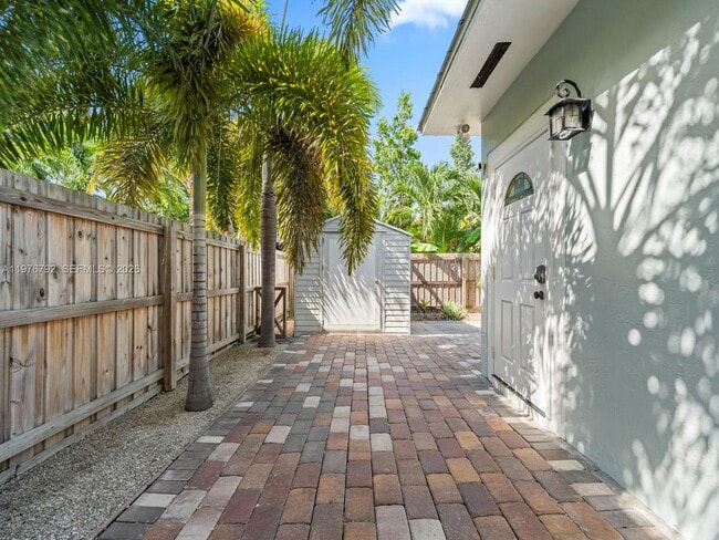 Building Photo - 6 SE Marlin Ave