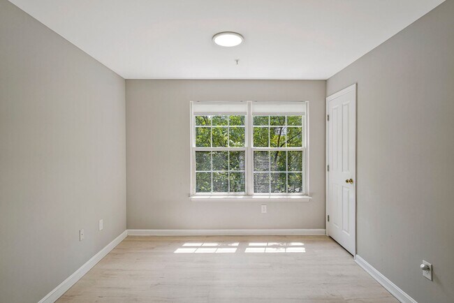 Building Photo - Monument Court E #201/Lee (CR/PPM)