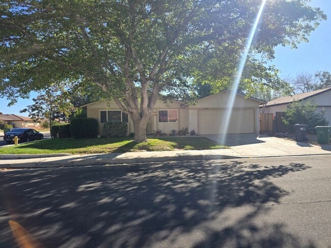 Building Photo - RECENTLY BEAUTIFULLY RENOVATED 4 BEDROOM 2...
