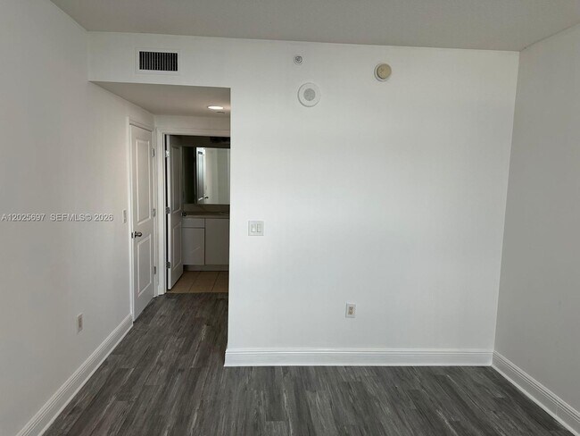 Building Photo - 1250 S Miami Ave