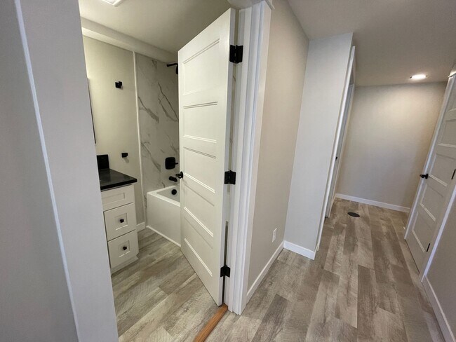 Building Photo - Fantastic Newly Remodeled Lower Unit in Buckman with Washer/Dryer