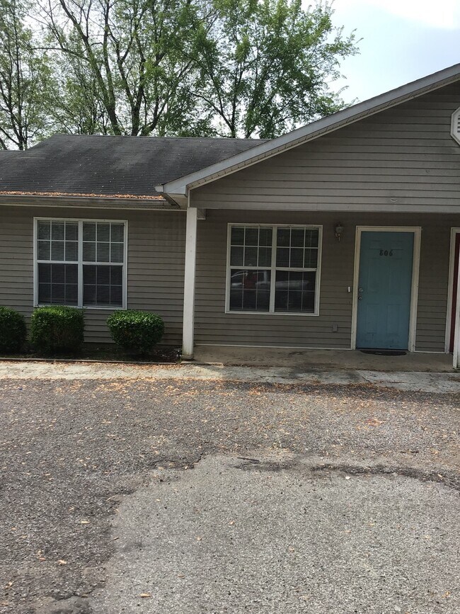 Primary Photo - 806 N McLemore Ave