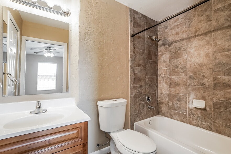 Building Photo - 2122 SE 6th Ln