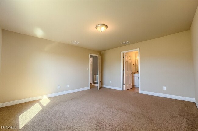 Building Photo - 2948 SW 6th Ave