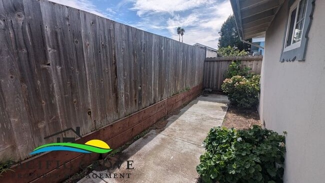 Building Photo - Updated Three Bedroom