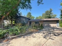 Building Photo - Gardener's paradise!