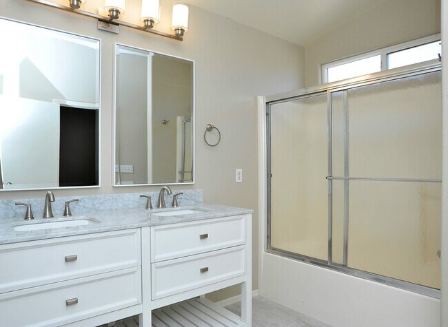 Building Photo - All tile 4 bedroom home in Oro Valley!