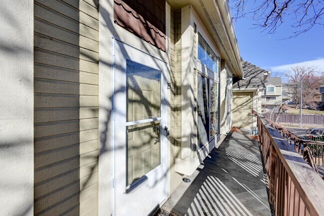 Building Photo - $1,995 - 2 Bed, 2 Bath Lofted Townhome in ...