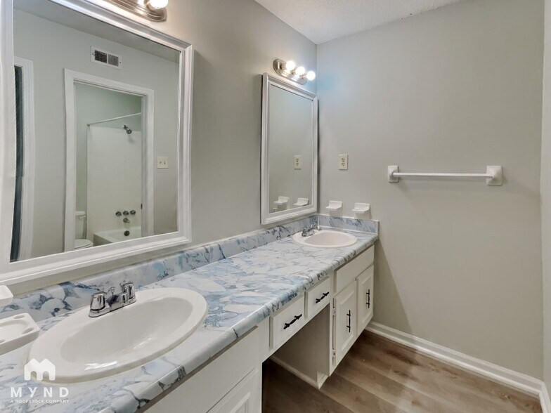 Building Photo - 2139 Oldfield Dr
