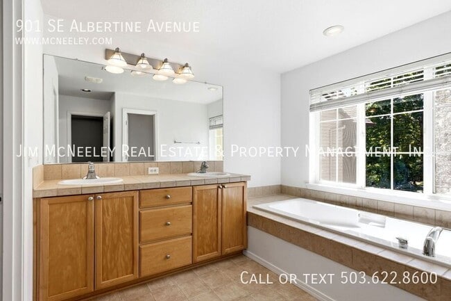Building Photo - 901 SE Albertine St