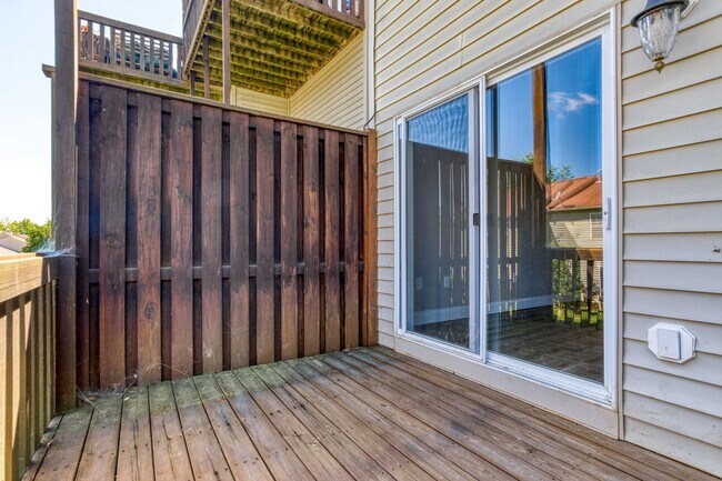 Building Photo - 3 bed / 3 bath. Parking. Pet Friendly.