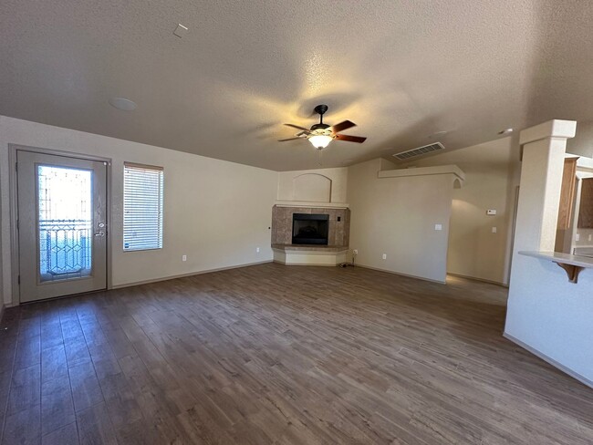 Building Photo - Beautiful 3 bedroom, 3 garage home in Chap...