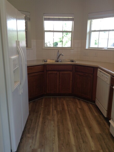 Kitchen - 5605 Bentsen Ln
